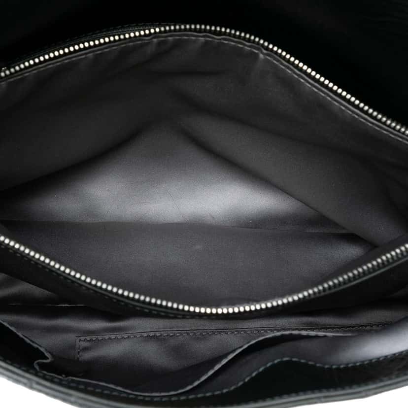Chanel XL CC Glazed Quilted Calfskin Single Flap Black Leather Good condition - Model View