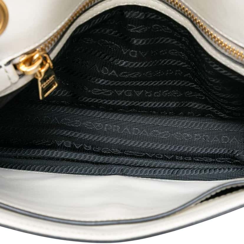 Prada Saffiano Pattina Chain Crossbody White Leather Good condition - Model View