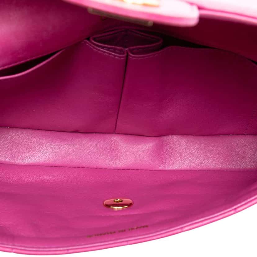 Chanel Chocolate Bar Lambskin East West Flap Pink Leather Good condition - Model View