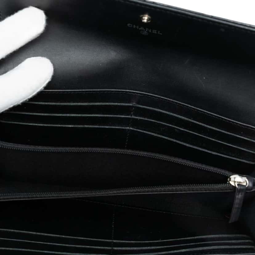 Chanel Large CC Quilted Patent Flap Wallet Black Leather Good condition - Model View