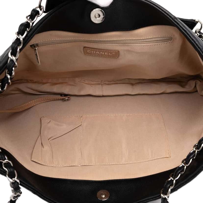 Chanel CC Quilted Caviar Expandable Tote Black Leather Good condition - Model View