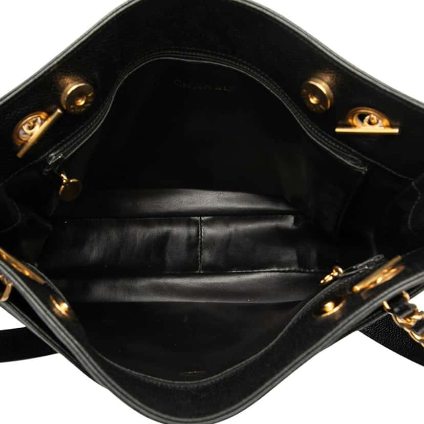 Chanel CC Caviar Chain Tote Black Leather Good condition - Model View