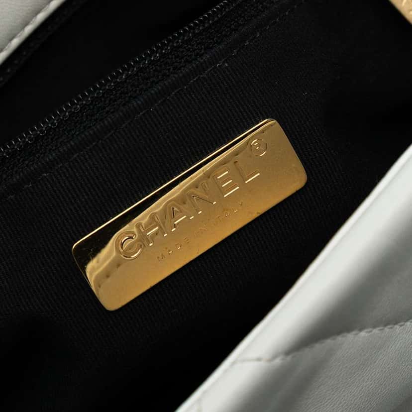 Chanel Large Lambskin 19 Flap White Leather Very good condition - Box View