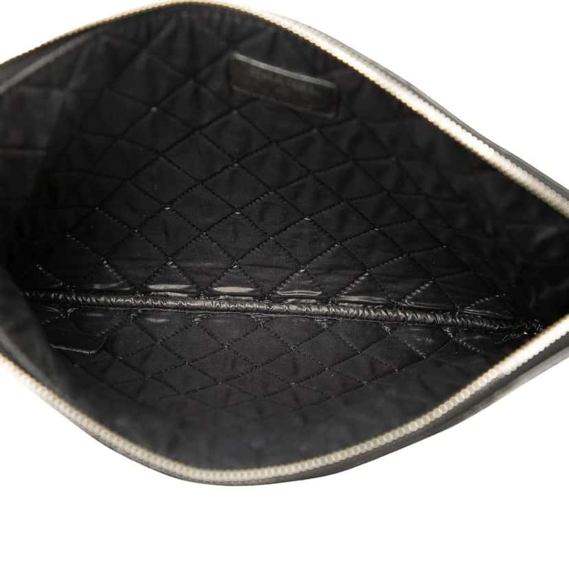 Chanel Medium Quilted Patent O Case Clutch Black Leather Good condition - Model View