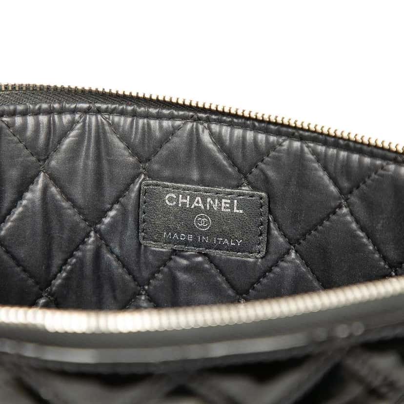 Chanel Medium Quilted Patent O Case Clutch Black Leather Good condition - Box View