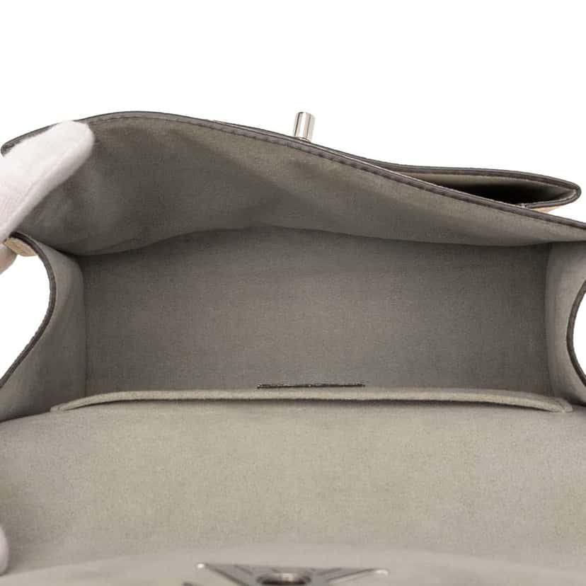 Louis Vuitton MyLockMe BB White Leather Good condition - Model View