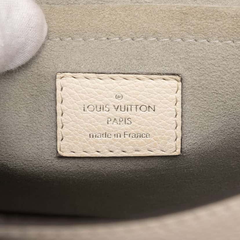 Louis Vuitton MyLockMe BB White Leather Good condition - Box View