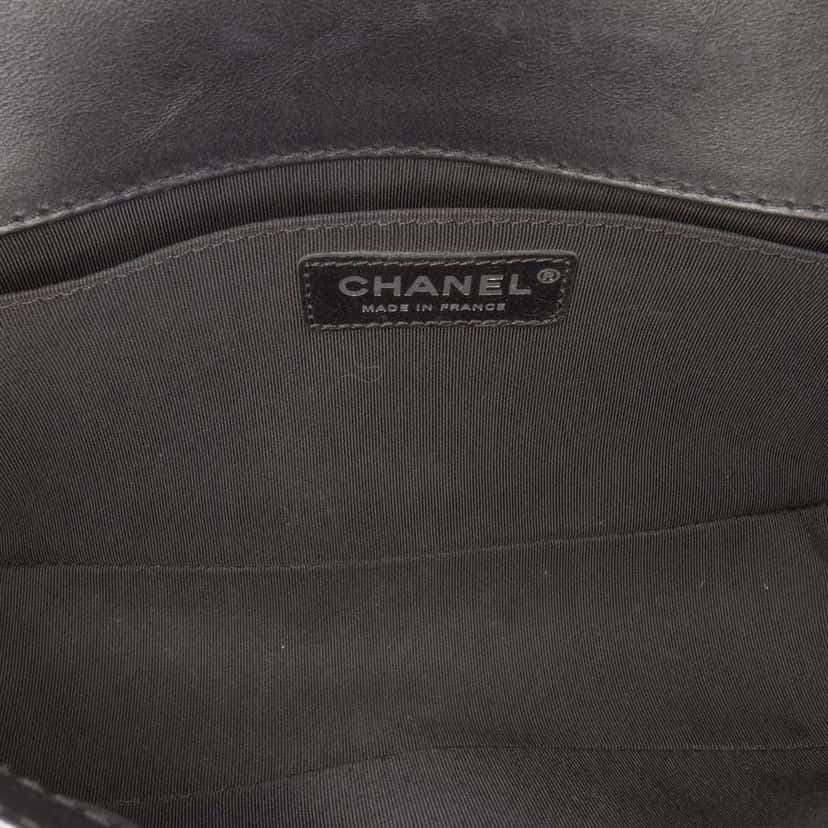 Chanel Medium Quilted Calfskin Whipstitch Chain Around Boy Top Handle Flap Black Leather Good condition - Model View