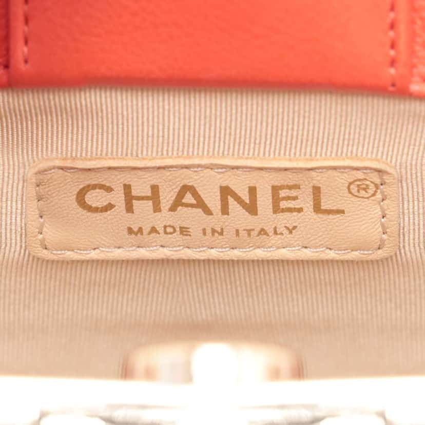 Chanel Mini Calfskin Label Click Shopping Tote Red Leather Good condition - Model View