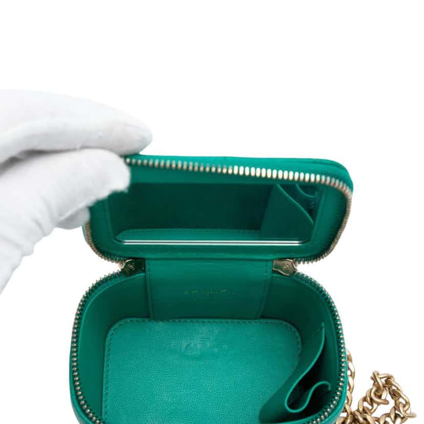 Chanel Mini Quilted Caviar CC Sweetheart Vanity Case with Chain Green Leather Good condition - Model View
