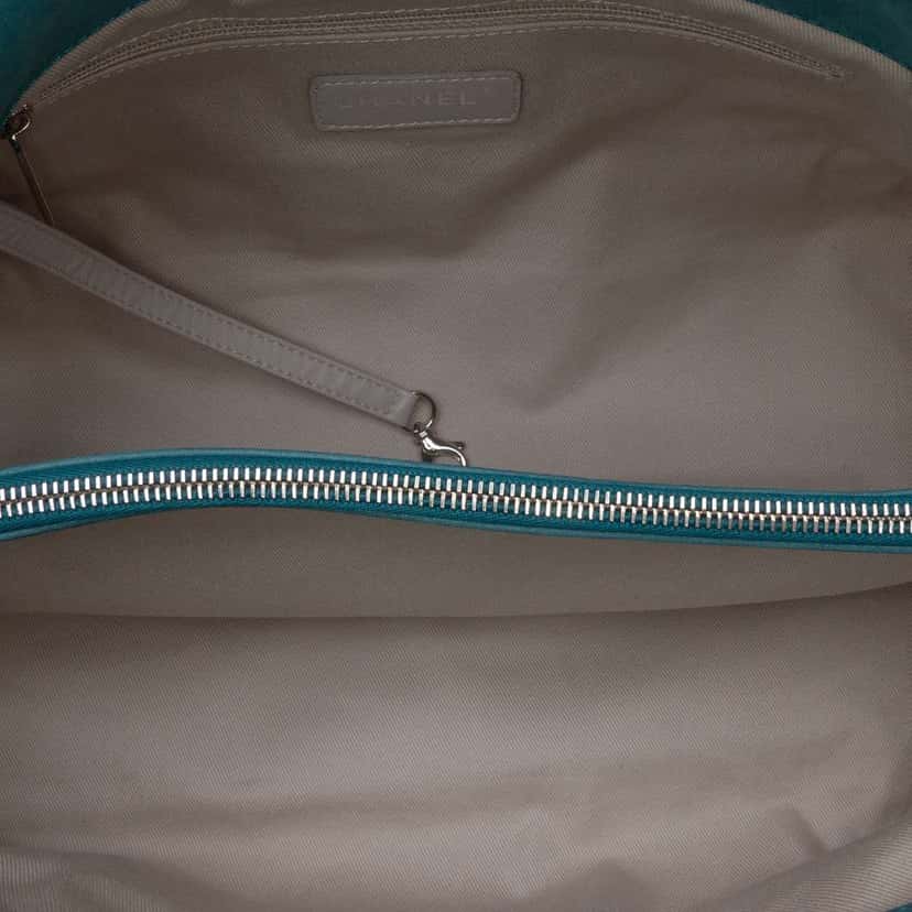 Chanel Small Iridescent Calfskin Sea Hit Tote Blue Leather Good condition - Model View