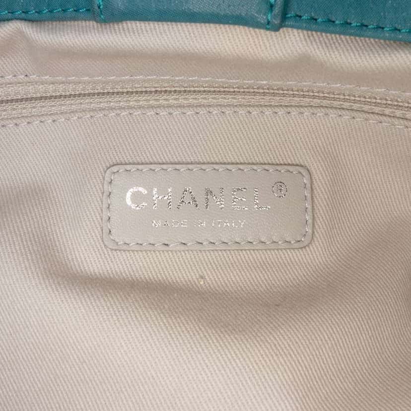Chanel Small Iridescent Calfskin Sea Hit Tote Blue Leather Good condition - Box View