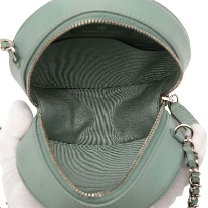 Chanel CC Quilted Caviar Round Clutch With Chain Blue Leather Good condition - Model View