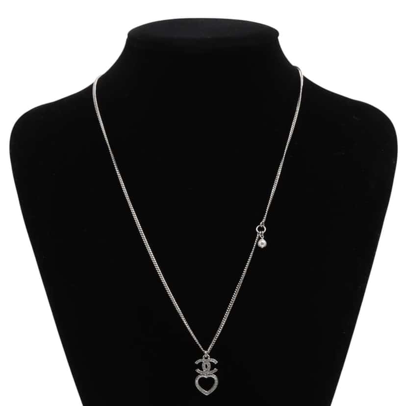 Chanel CC Silver Plated Faux Pearl and Rhinestones Heart Pendant Necklace Silver Metal Good condition - Box View