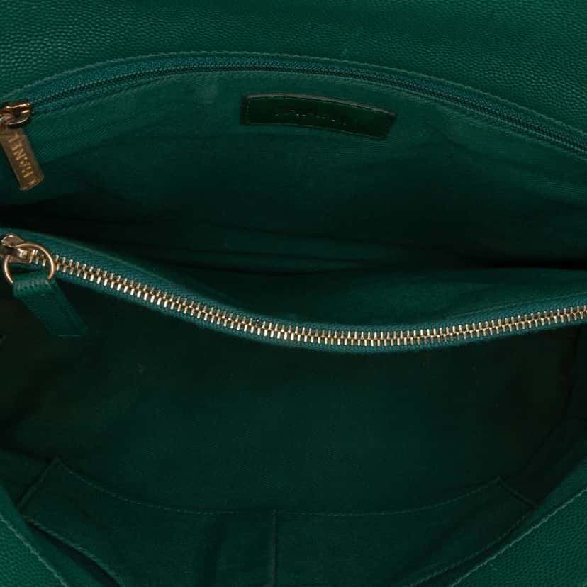 Chanel Medium Quilted Caviar Coco Top Handle Bag Green Leather Good condition - Model View