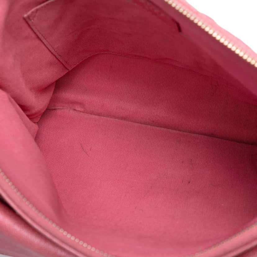 Chanel Medium CC Quilted Caviar Flap Cosmetic Case Pink Leather Good condition - Model View