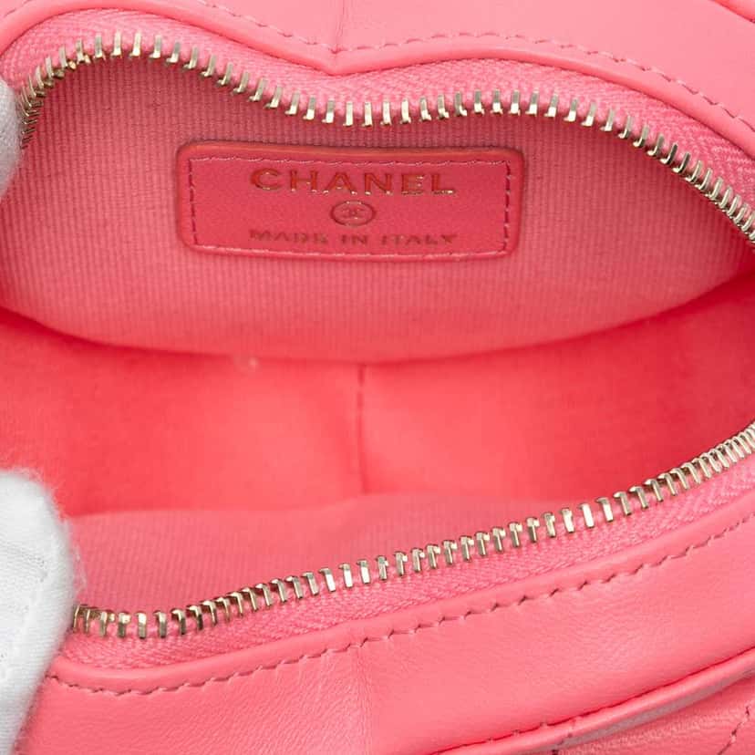 Chanel Mini Lambskin CC in Love Heart Crossbody Pink Leather Very good condition - Model View