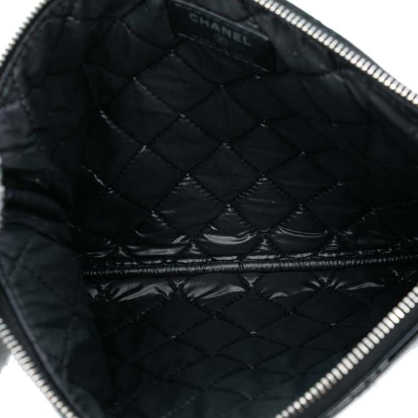 Chanel Medium Quilted Patent O Case Clutch Black Leather Good condition - Model View