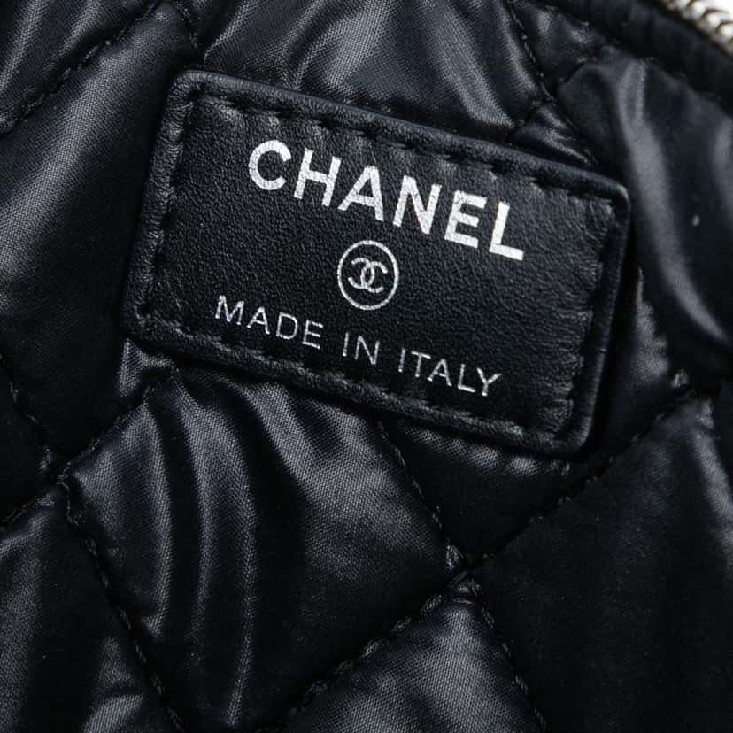 Chanel Medium Quilted Patent O Case Clutch Black Leather Good condition - Box View
