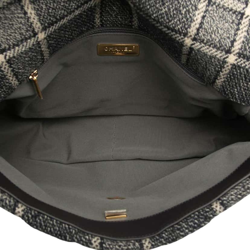 Chanel Maxi Quilted Wool 19 Flap Grey Wool Good condition - Model View