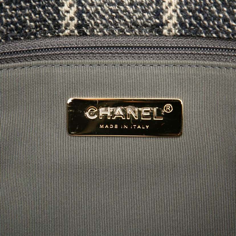 Chanel Maxi Quilted Wool 19 Flap Grey Wool Good condition - Box View