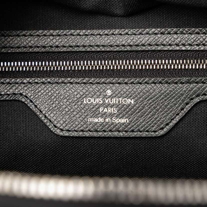 Louis Vuitton Taiga Stanislav Black Leather Good condition - Box View