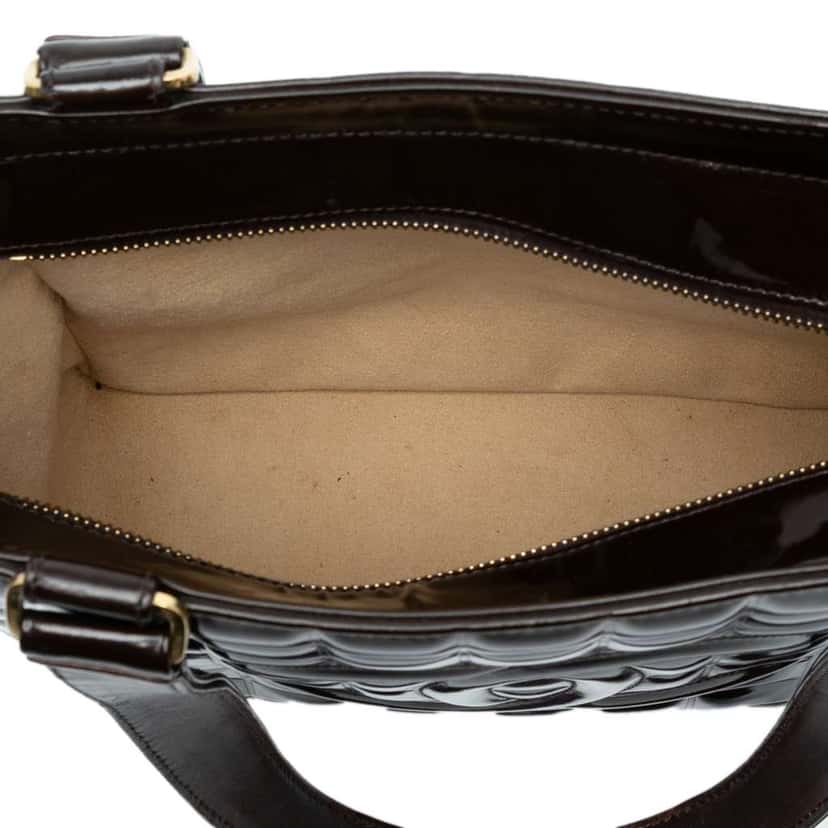 Chanel CC Chocolate Bar Patent Shoulder Bag Brown Leather Good condition - Model View
