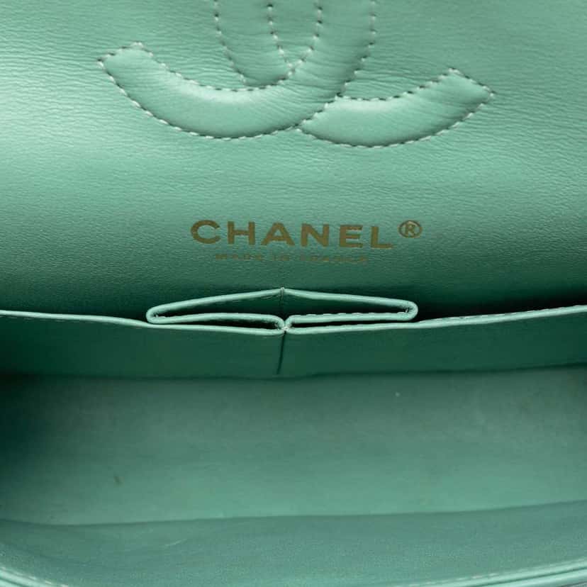 Chanel Small Classic Lambskin Double Flap Green Leather Good condition - Model View