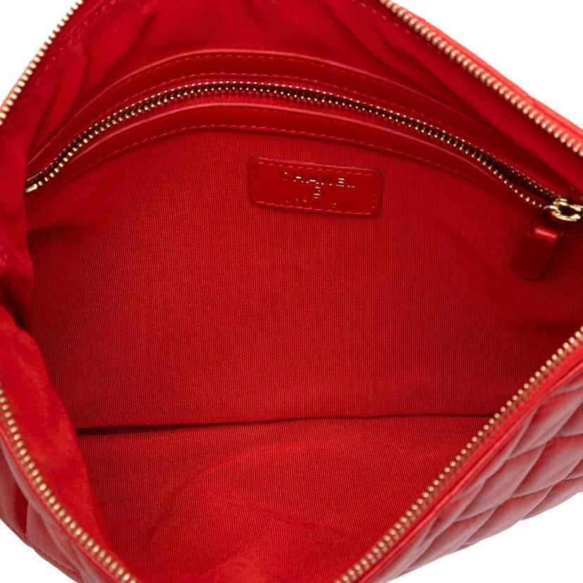 Chanel Medium Quilted Lambskin O Case Clutch Red Leather Good condition - Model View