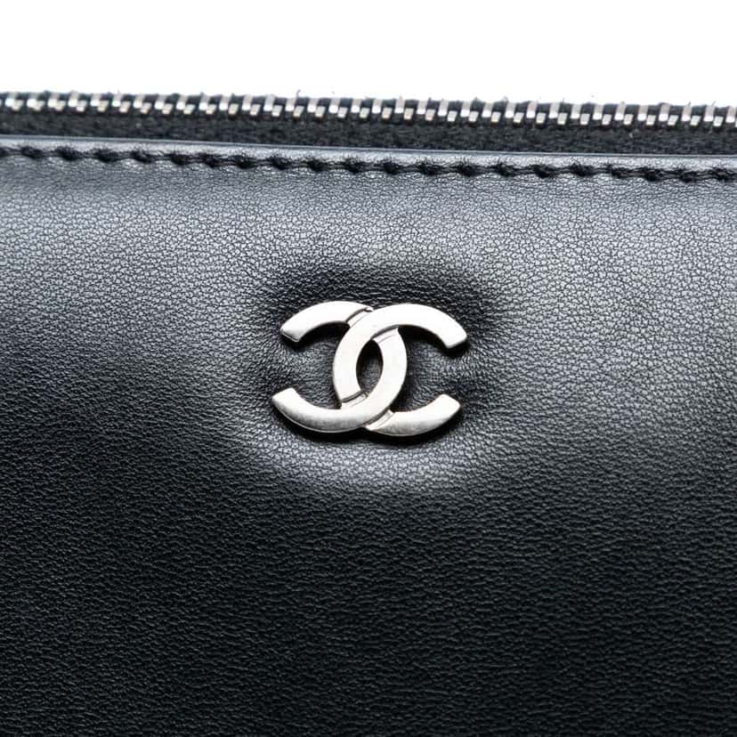 Chanel Large Lambskin and Quilted Patent O Case Clutch Black Leather Good condition - Box View