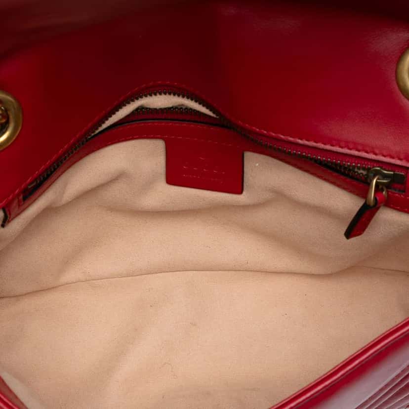 Gucci Medium GG Marmont Matelasse Leather Shoulder Bag Red Leather Good condition - Model View