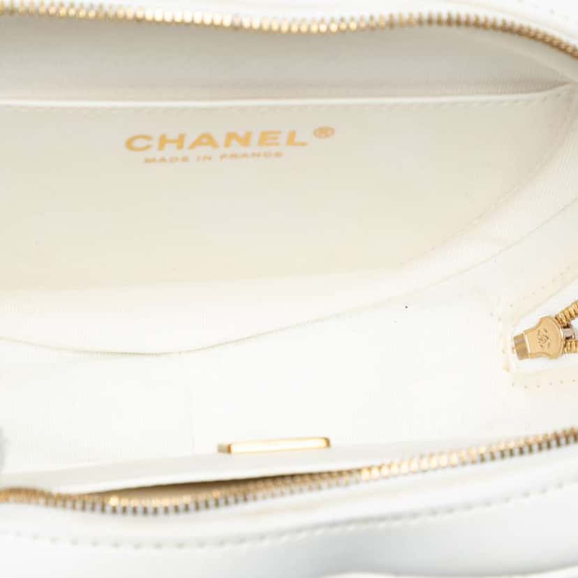 Chanel Lambskin CC in Love Heart Crossbody White Leather Good condition - Model View