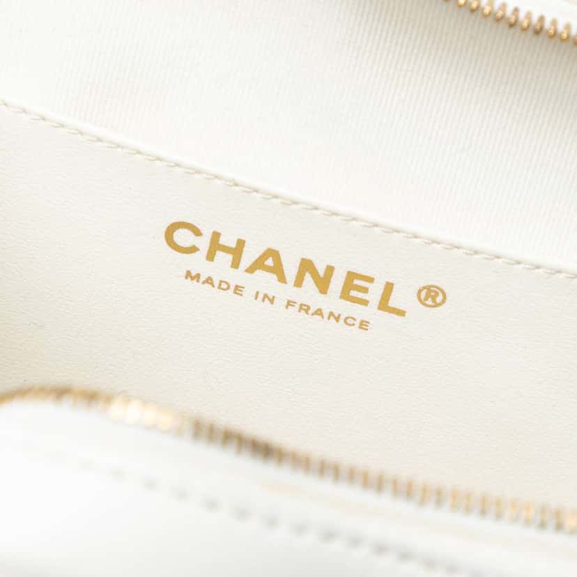 Chanel Lambskin CC in Love Heart Crossbody White Leather Good condition - Box View