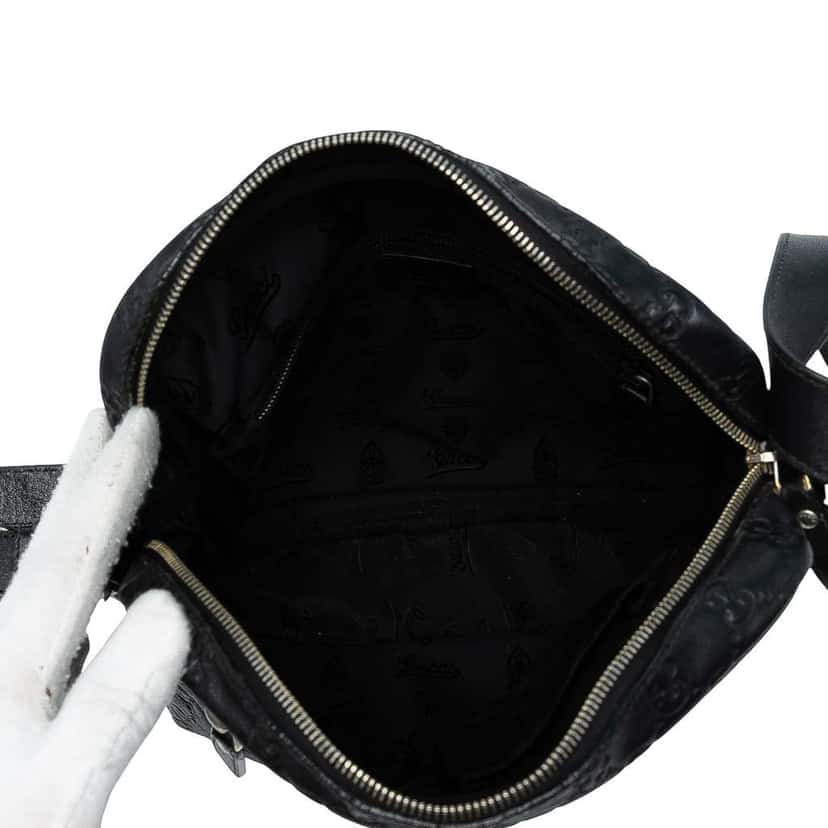 Gucci Guccissima Crossbody Black Leather Good condition - Model View