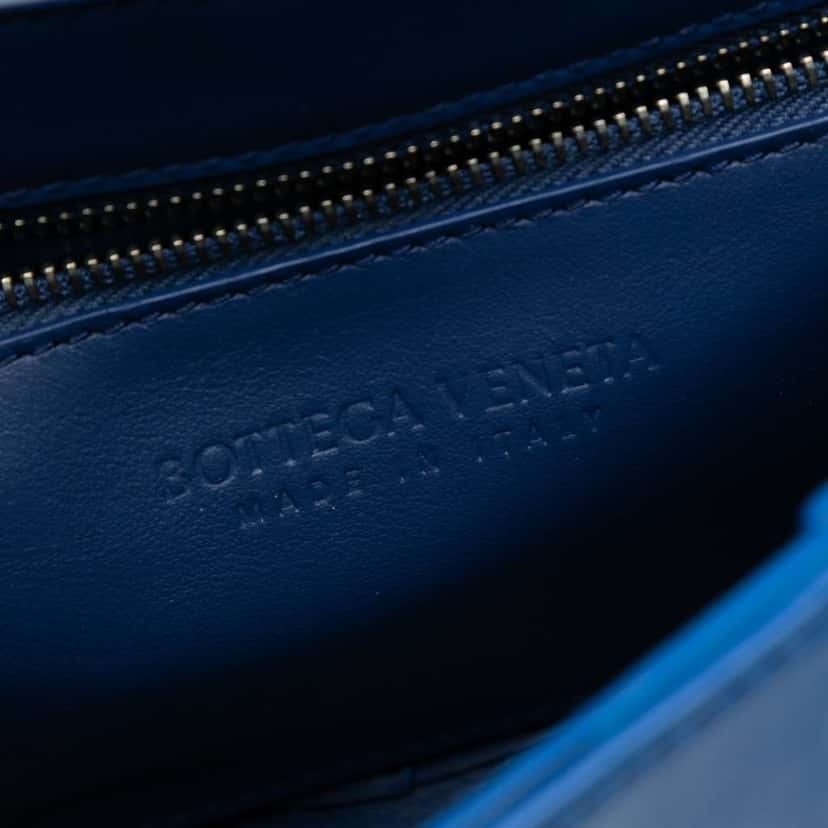Bottega Veneta Nappa Intrecciato Wavy Cassette Crossbody Blue Leather Good condition - Box View