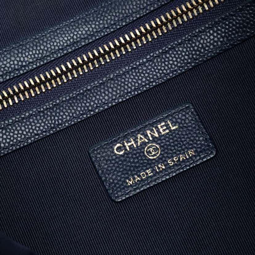 Chanel Large Quilted Caviar O Case Clutch Blue Leather Good condition - Box View