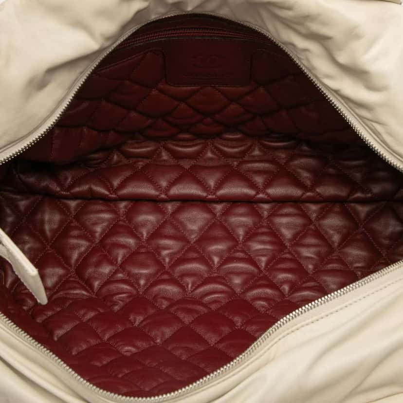 Chanel Medium Lambskin Coco Cocoon Tote White Leather Good condition - Model View