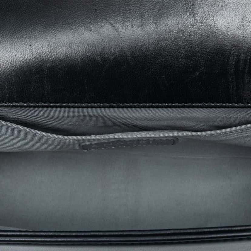 Chanel Old Medium Quilted Lambskin Boy Flap Black Leather Good condition - Model View