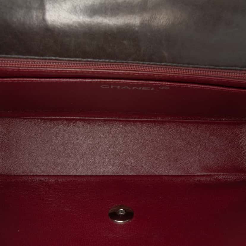 Chanel Medium Classic Microquilted Lambskin Single Flap Black Leather Good condition - Model View