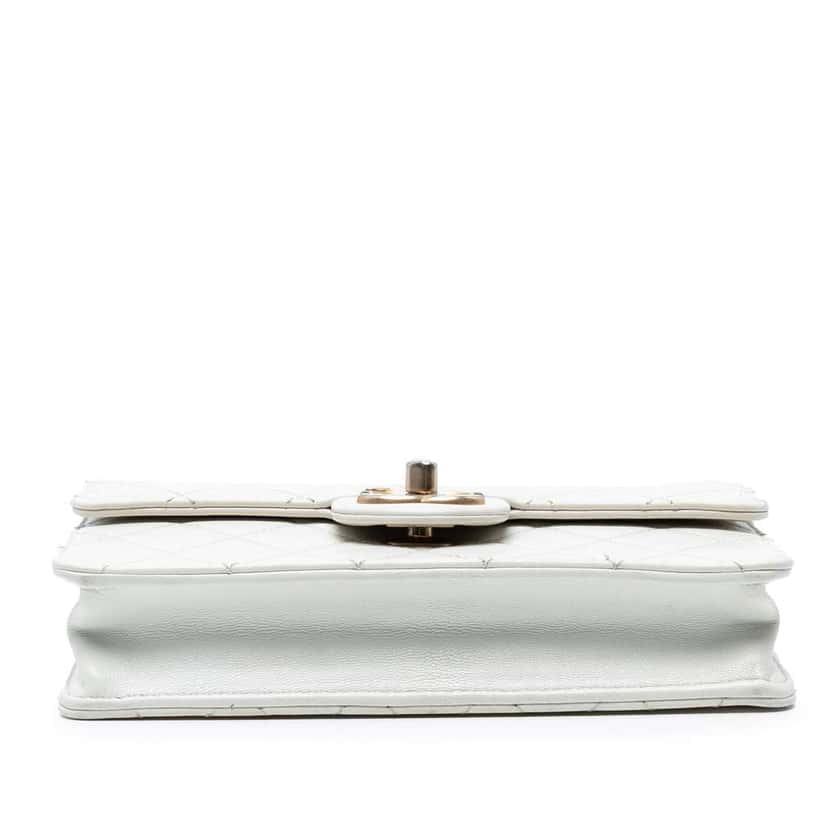 Chanel Medium Lambskin Chic Pearls Flap White Leather Good condition - Inside View