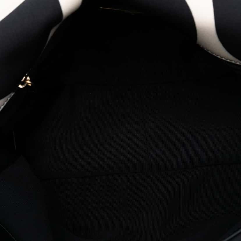Chanel Large Printed Silk 19 Flap White Silk Very good condition - Model View