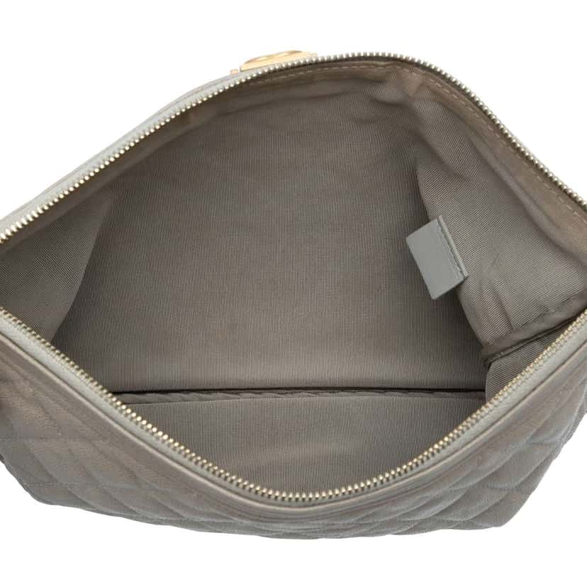 Chanel Medium Quilted Caviar Boy O Case Clutch Grey Leather Good condition - Model View