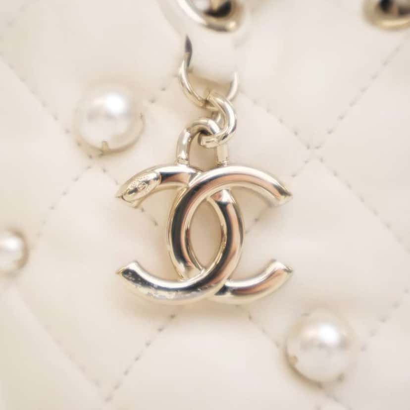 Chanel Mini Quilted Lambskin About Pearls Drawstring Bucket Bag White Leather Good condition - Box View