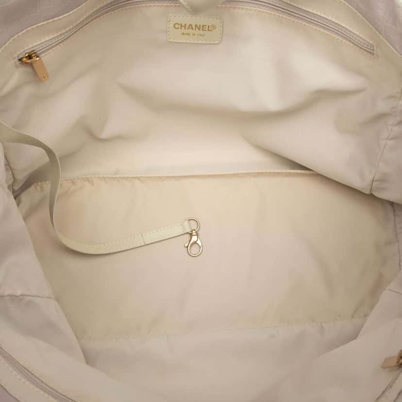Chanel New Travel Line Nylon Tote Pink Good condition - Model View