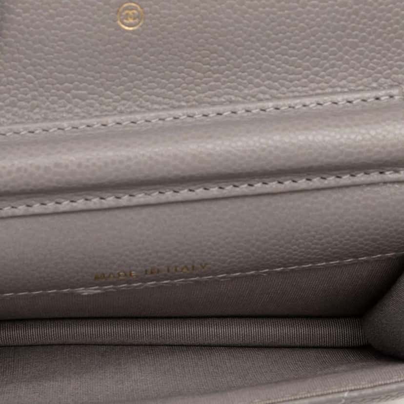 Chanel CC Quilted Caviar Miss Coco Clutch With Chain Grey Leather Good condition - Model View