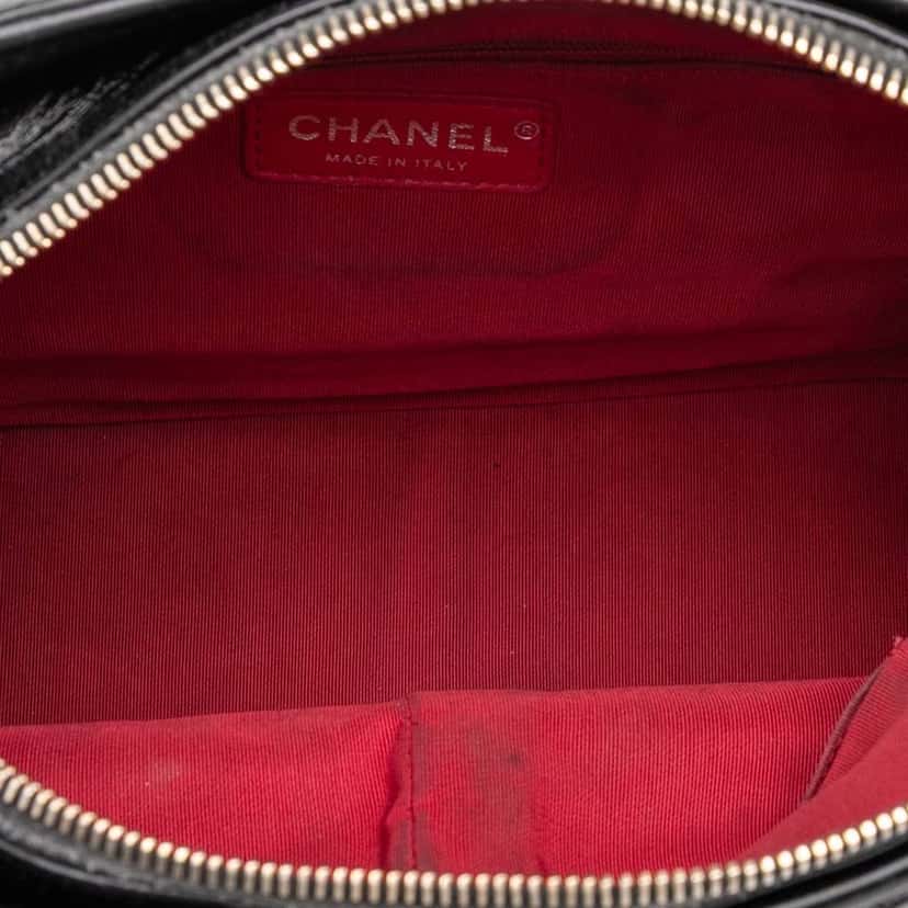 Chanel Medium Aged Calfskin Gabrielle Crossbody Black Leather Good condition - Model View