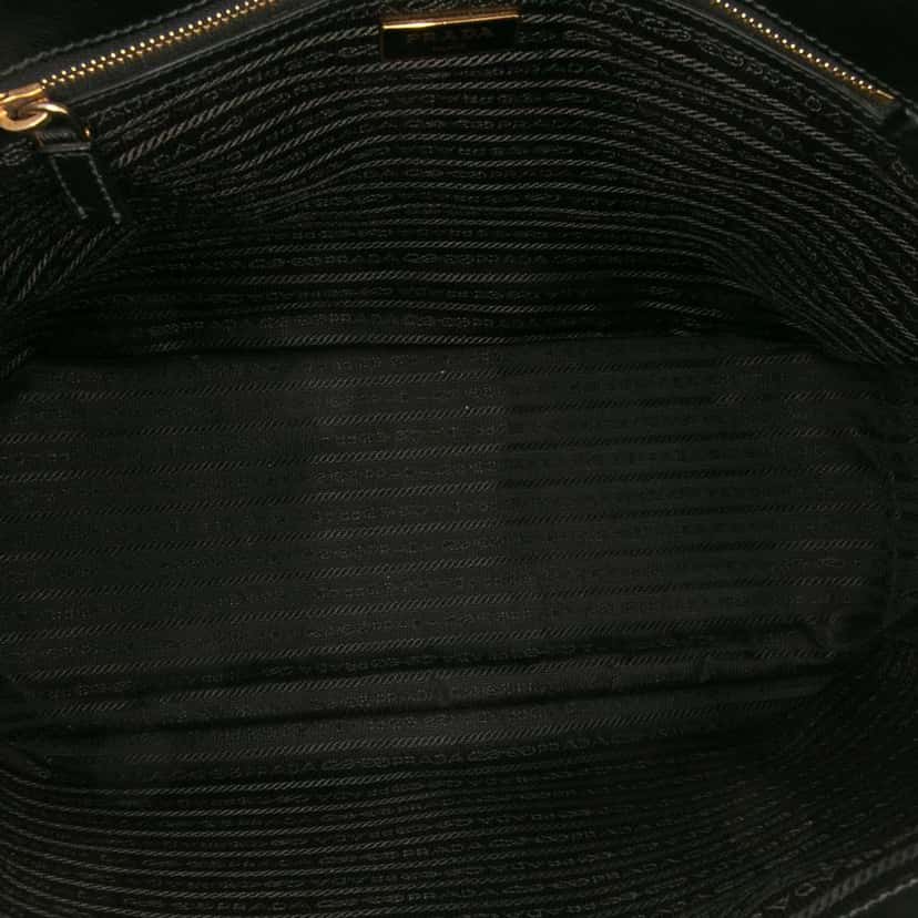 Prada Extra Large Saffiano Lux Galleria Double Zip Tote Black Leather Good condition - Model View