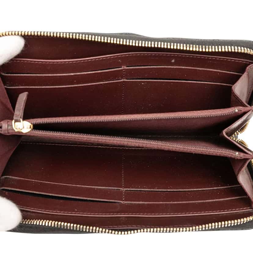 Chanel CC Quilted Caviar Zip Around Long Wallet Black Leather Good condition - Model View