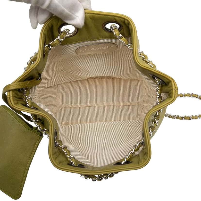 Chanel CC Lambskin Drawstring Backpack Green Leather Good condition - Model View