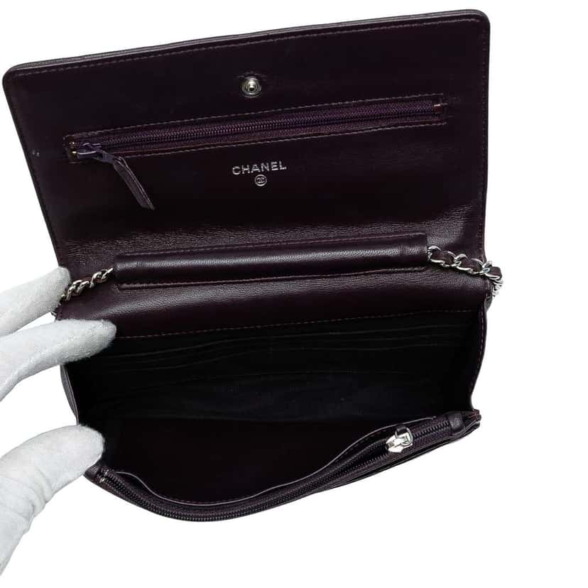 Chanel CC Quilted Lambskin Wallet on Chain Purple Leather Good condition - Model View
